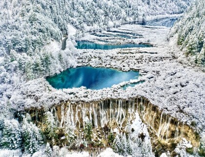  《銀妝九寨8天團》 九寨溝(童話世界)、峨眉山(金頂)、樂山大佛(遊船)、牟尼溝(鈣化疊瀑)、東方佛都、蘇稽古鎮、成都大熊貓繁育研究基地、漫遊成都City Walk 8天豪華團
