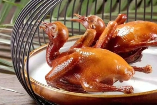 【手工古法鴿中鮑魚宴】【金牌沉香金豬全體+雙鳳齊鳴宴】【酒店自助晚餐】連續2晚保證入住佛山希爾頓惠庭酒店 佛山美食純玩3天團 【手工古法鴿中鮑魚宴】【金牌沉香金豬全體+雙鳳齊鳴宴】【酒店自助晚餐】連續2晚保證入住佛山希爾頓惠庭酒店 佛山美食純玩3天團